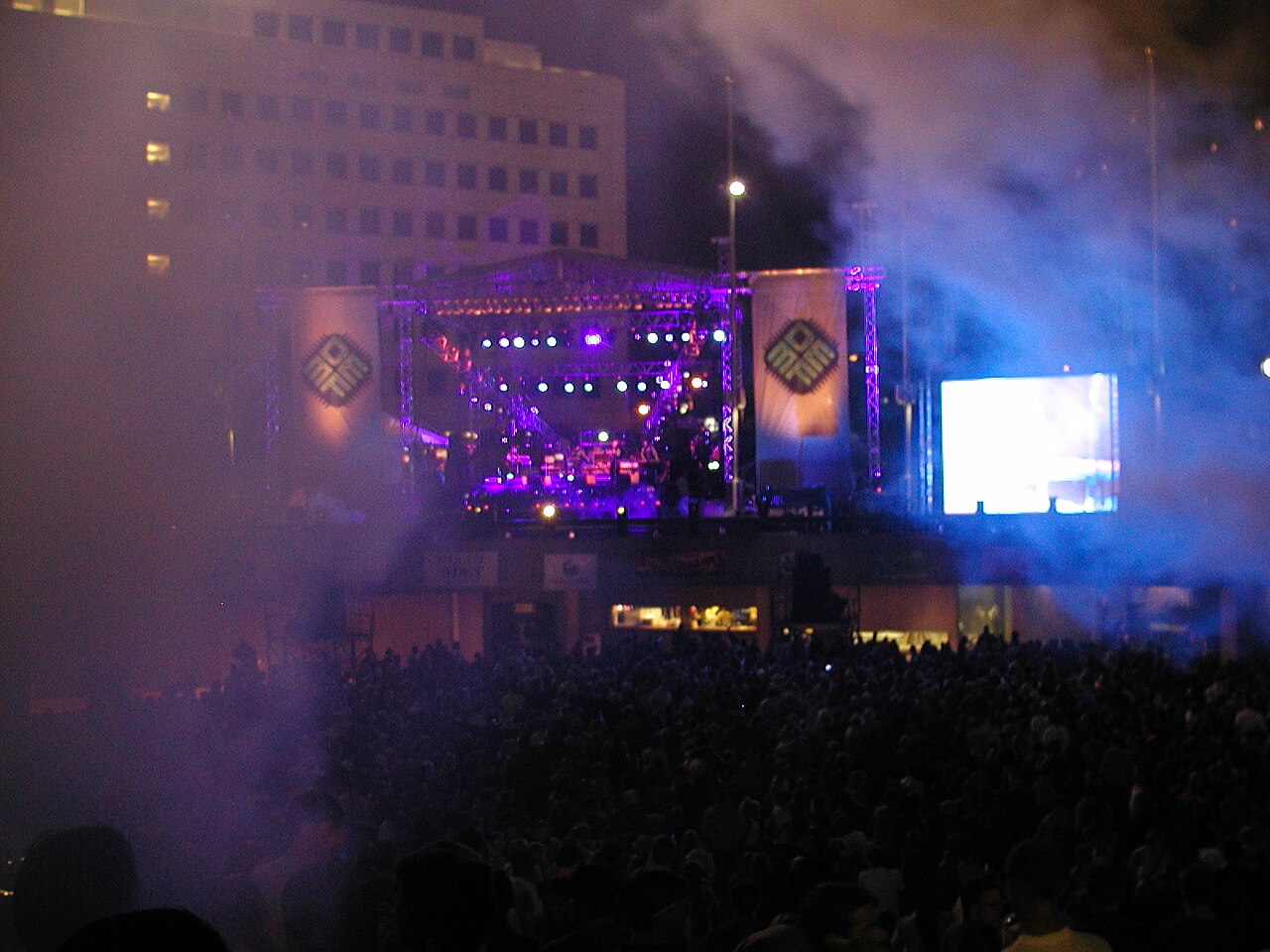 A crowd gathered at an electronic music festival main stage at night. Photo by Myself248, CC BY-SA 4.0, via Wikimedia Commons