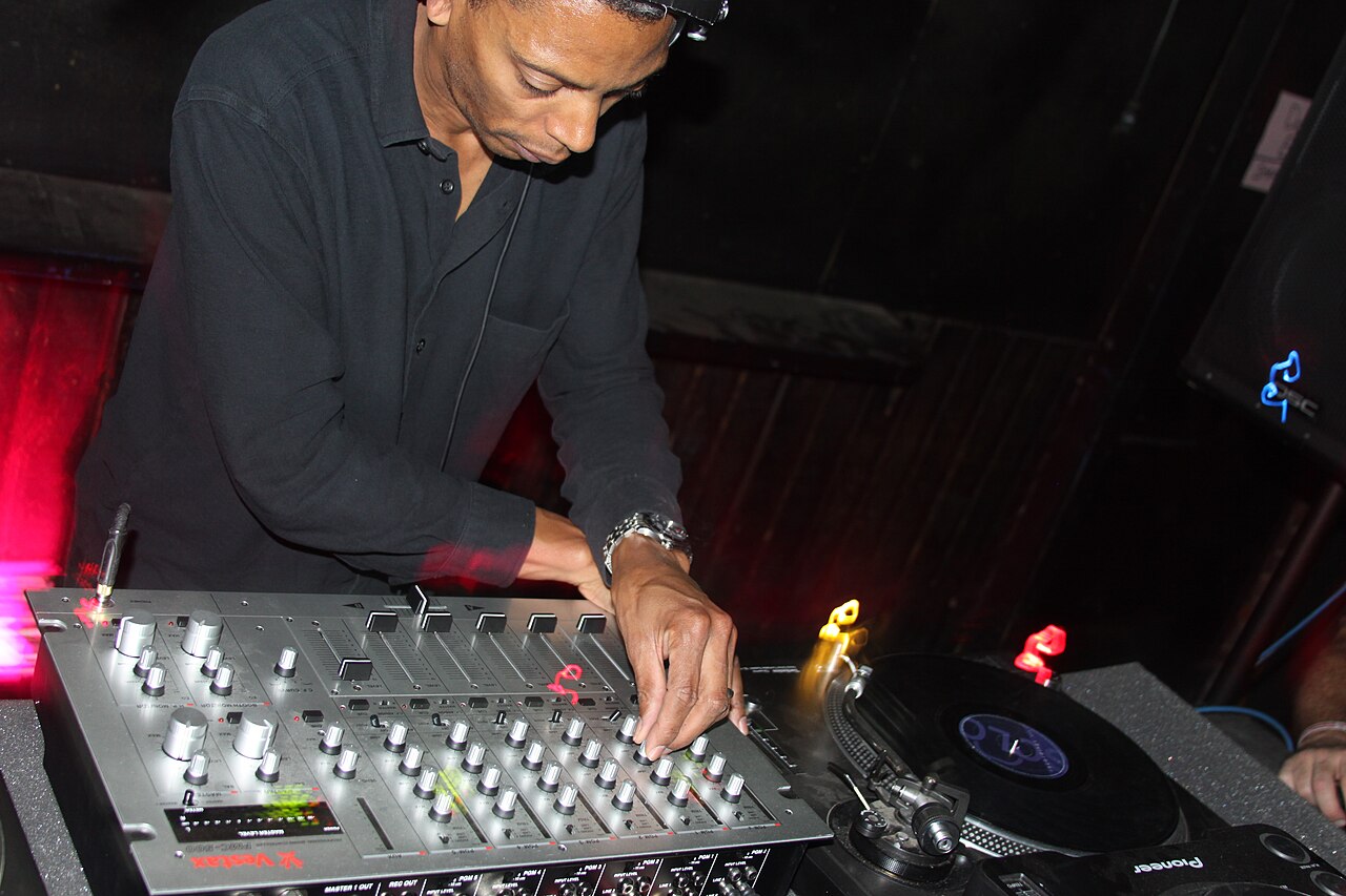 Jeff Mills performing on a Vestax PMC-500 mixer