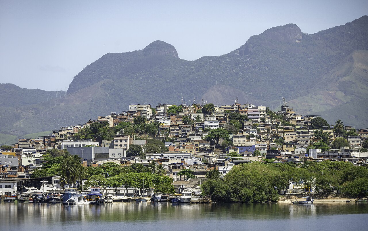 A favela in Rio de Janeiro, the setting where baile funk's bailes and sound-system culture developed from the 1970s onward. Photo: Wilfredor via Wikimedia Commons (CC0, public domain).